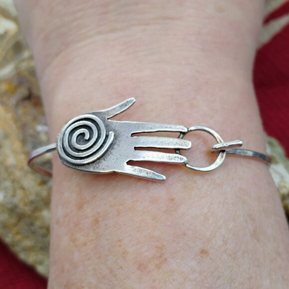Susan Roggio Sterling Silver Healing Hand Bangle Bracelet - Picture 1 of 9